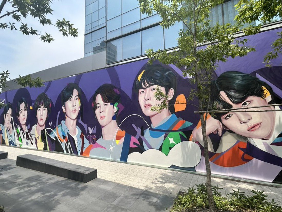 JUNG9795_'s tweet photo. ini tuh harusnya PERMANEN aja disana, biar semua tau dan gak akan pernah lupa siapa pemilik sebenernya.
BTS BUILT HYBE. BTS MADE HYBE. BTS PAVED THE WAY. PERIOD. https://t.co/rcja5T8E7K