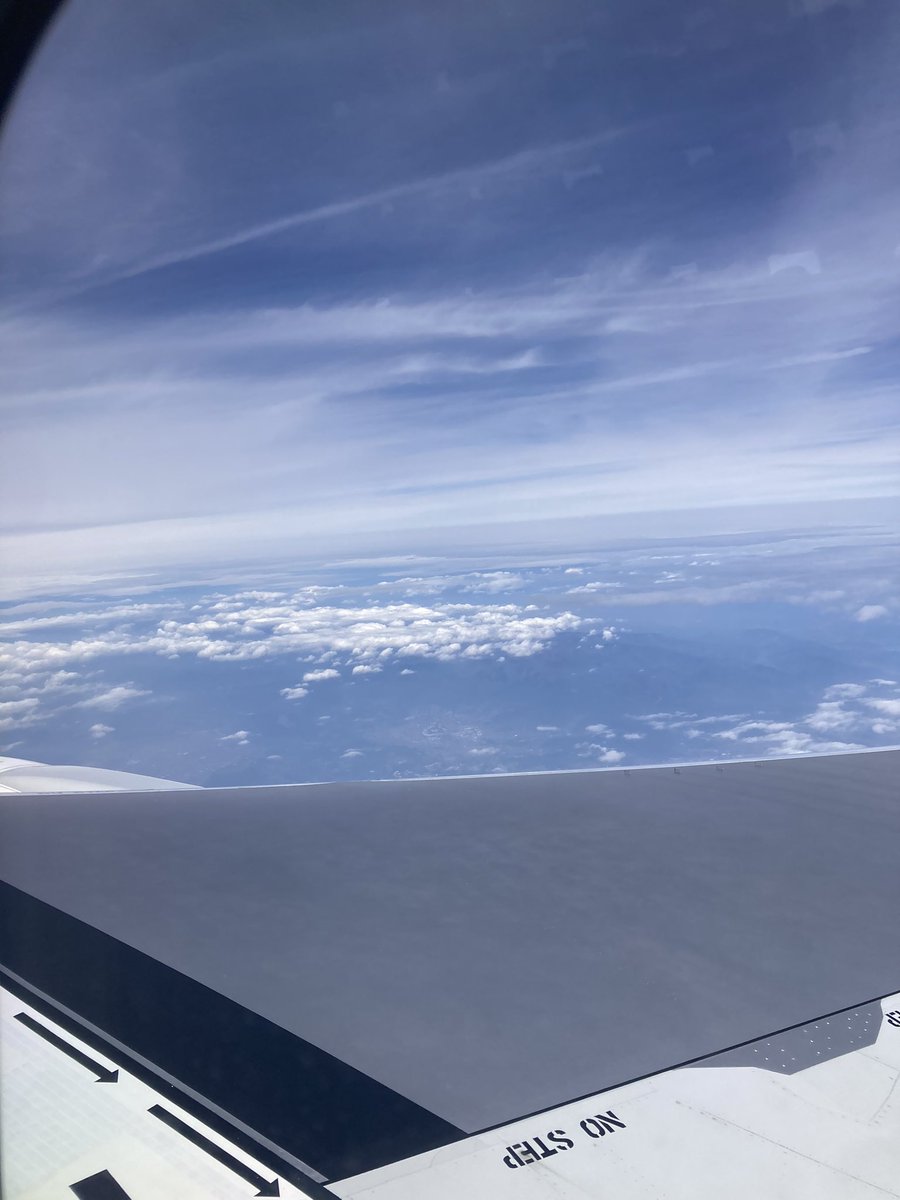 hashas_1010's tweet photo. 空の上。鹿児島霧で視界不良らしくて着陸できなかったら引き返すって言われた😐 https://t.co/AuMgR6UHsr