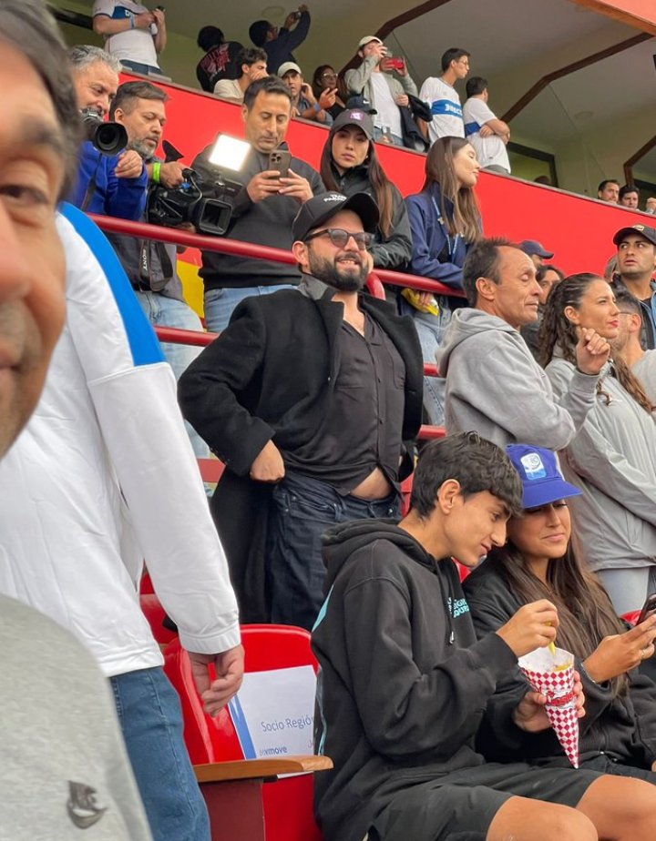 RecnubleTv's tweet photo. ✅El presidente participo en el partido de Colo-Colo con la Universidad Católica junto a la hinchada 🖐 https://t.co/bajB6FXHmX