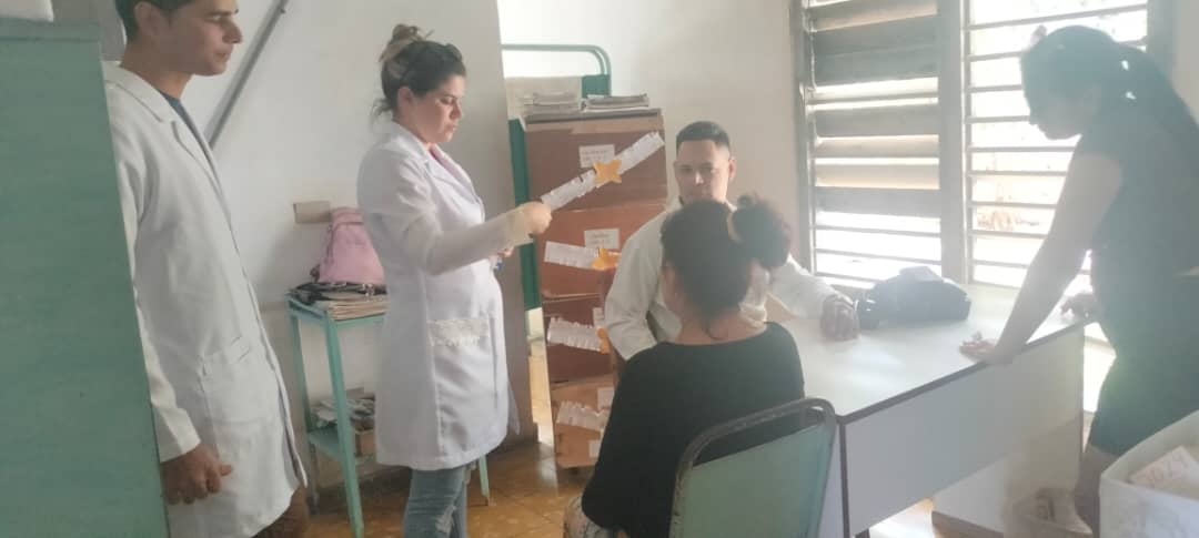 FKCastellanos's tweet photo. Jornada de promoción de salud y proyección comunitaria,desarrollado en el Consejo Popular de Melones con la guía de la directora del área de salud de Santa Lucía, con participación de especialistas de nivel primario y secundario de salud y otros trabajadores de salud en conjunto. https://t.co/CnFay8s1Xe