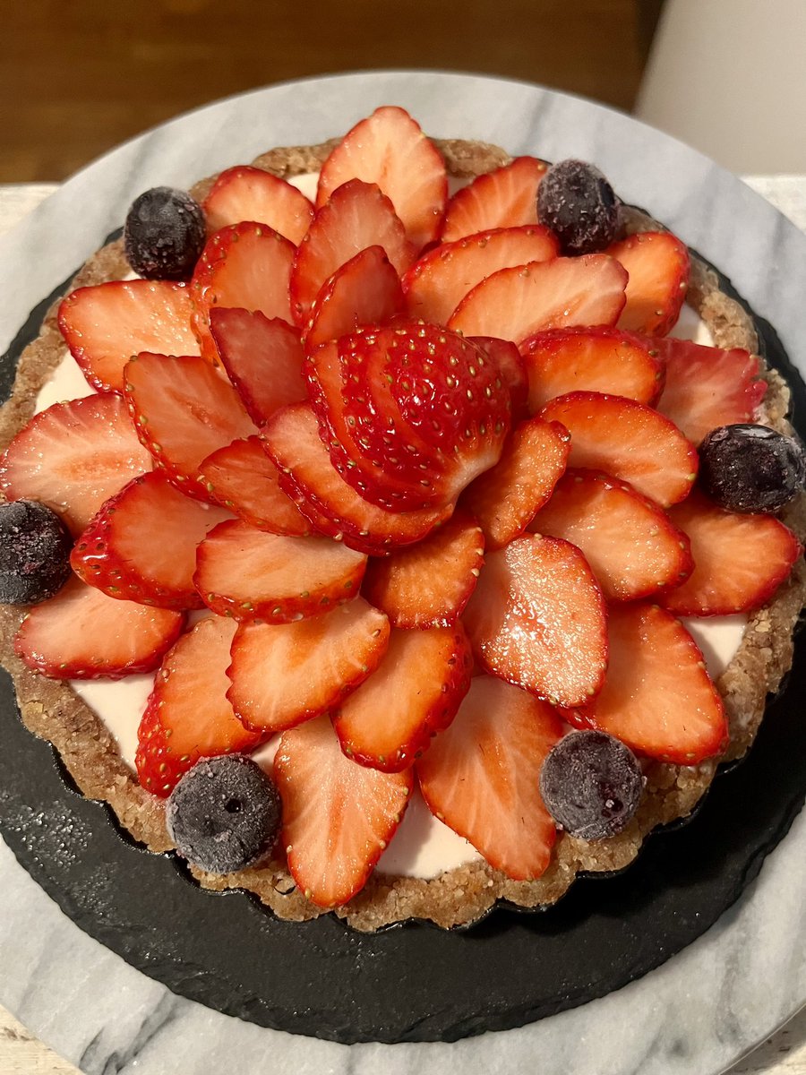 DJCutmeloose's tweet photo. コレらも全て #卵乳製品不使用 #ヴィーガン の #RawSweets でローロールケーキ、ローティラミス、ロー🍓タルト🥧にロー🍓大福です✨。
こんなんばっかり作ってます💨。 https://t.co/4gibakaw89