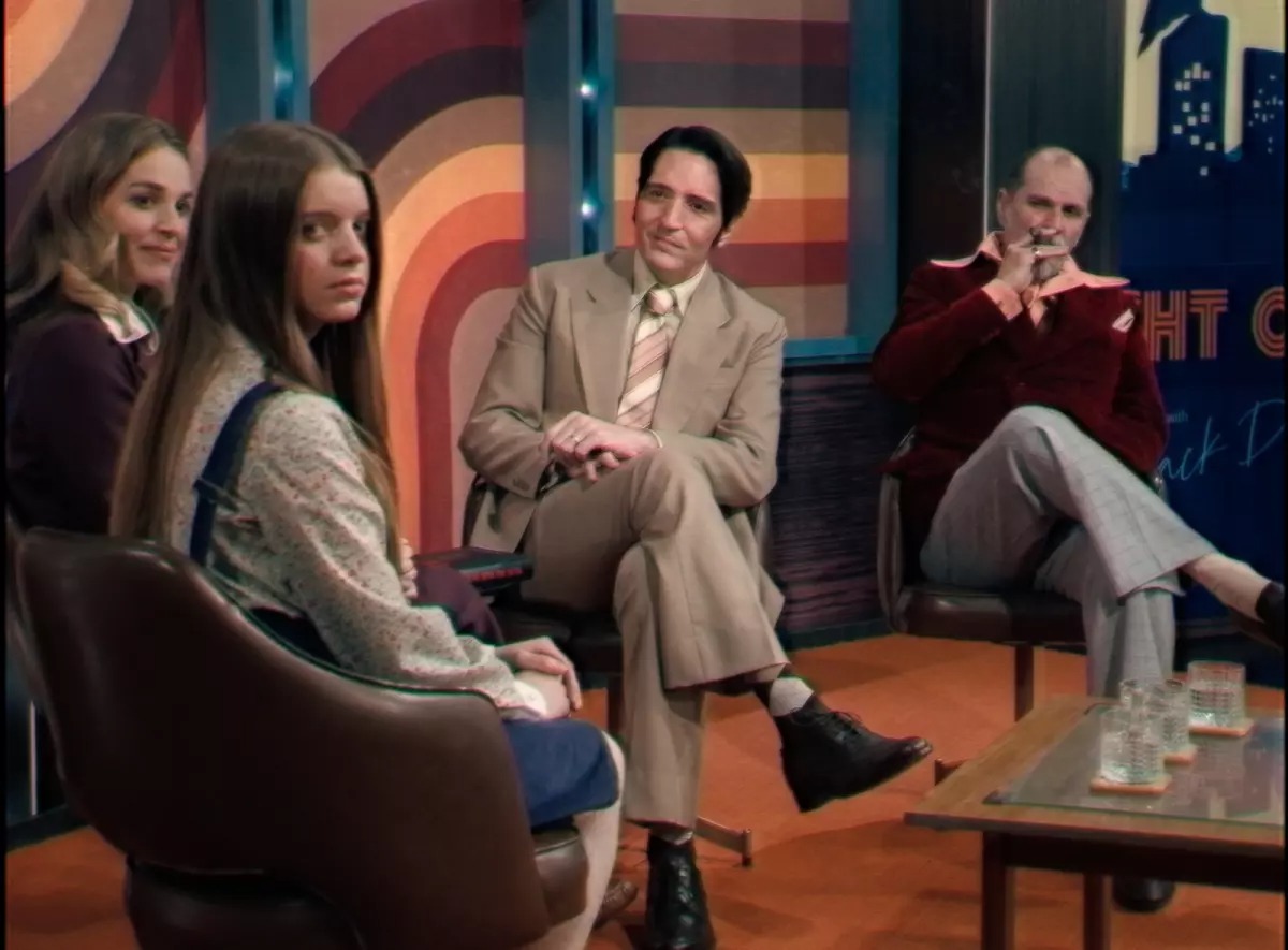 recuerdosaureos's tweet photo. La de ayer fue "Late Night with the Devil" (2023), un peliculón que cuenta sobre un talk show en picada que decide hacer un especial en la noche de Halloween y donde todo, absolutamente todo, se sale de control. Es mejor que no sepan más por si no la han visto. 100% recomendable. https://t.co/pmrCb5Lzgh