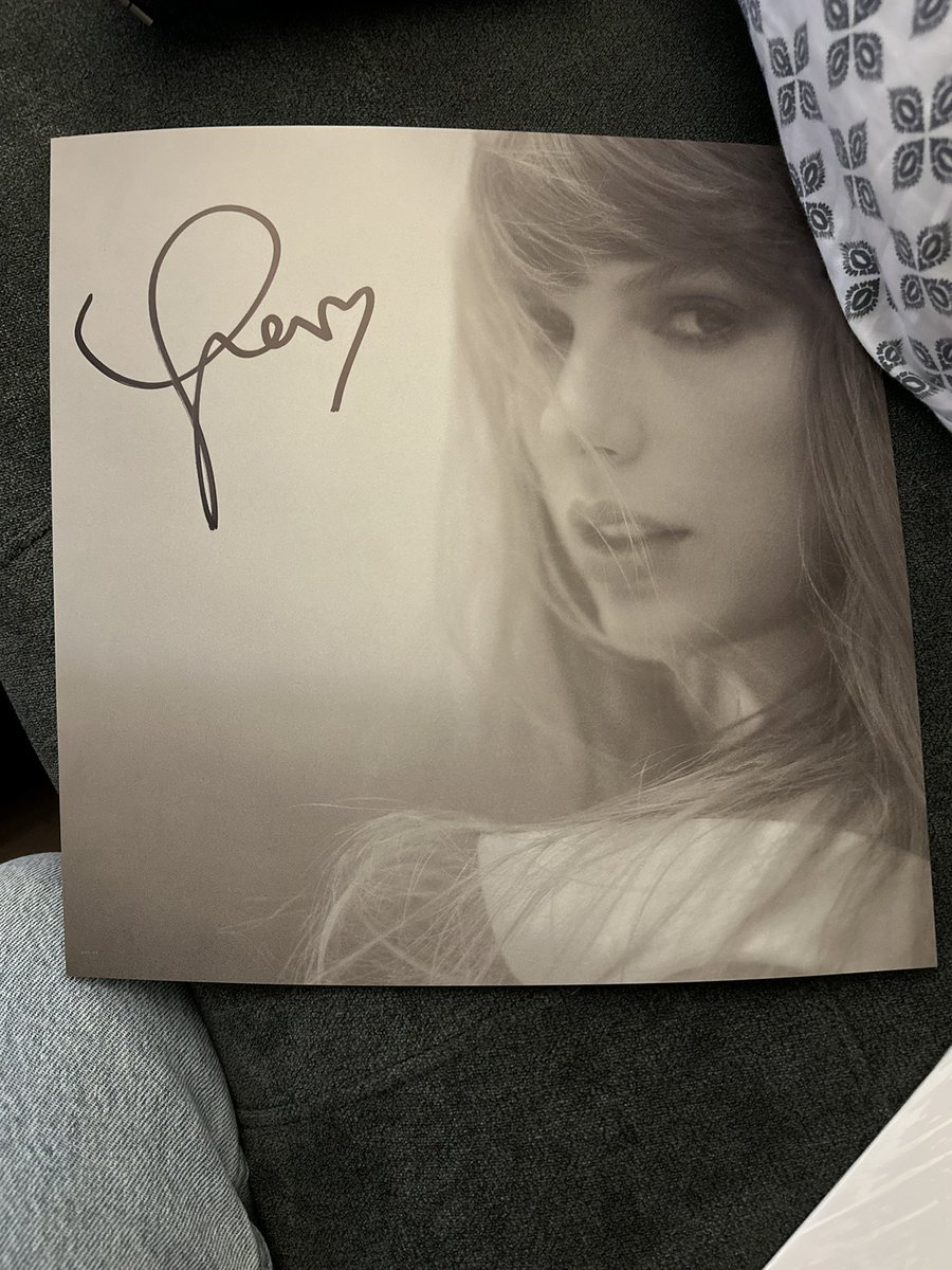 kaitb1989's tweet photo. GUYS MY SIGNED VINYL CAME IN AHHH #TTPD #TaylorSwift https://t.co/MmaWmvD3j9
