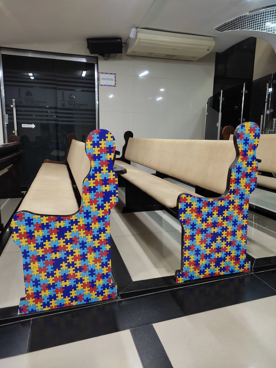 thiagfvs's tweet image. A nossa igreja separou dois bancos de trás, de cada fileira, para as crianças autistas. A ideia é facilitar a locomoção delas e dos pais, e evitar o estresse com o som muito alto ou com a movimentação das pessoas.