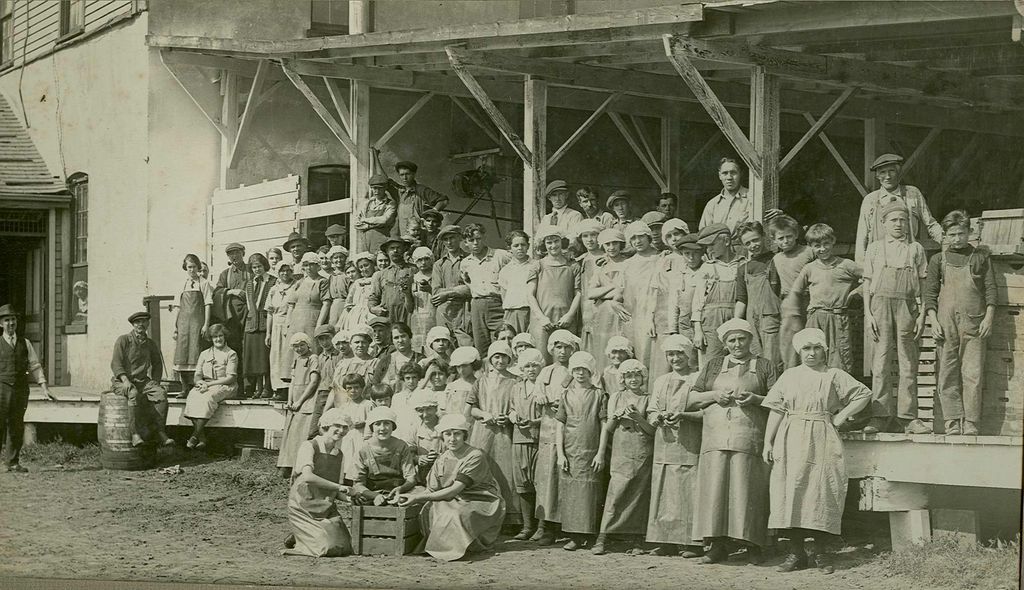Jess Linzel (@jesslinzel) on Twitter photo Photos of cannery employees in Grimsby c. 1914 & 1920. Women, children & seasonal immigrant labourers were instrumental in the tender fruit sector, especially during wartime. So many interesting stories in this <a href="/GrimsbyMuseum/">Grimsby Museum</a> collection! #niagarahistory
communitystories.ca/v1/pm_v2.php?i… Photos of cannery employees in Grimsby c. 1914 & 1920. Women, children & seasonal immigrant labourers were instrumental in the tender fruit sector, especially during wartime. So many interesting stories in this <a href="/GrimsbyMuseum/">Grimsby Museum</a> collection! #niagarahistory
communitystories.ca/v1/pm_v2.php?i…