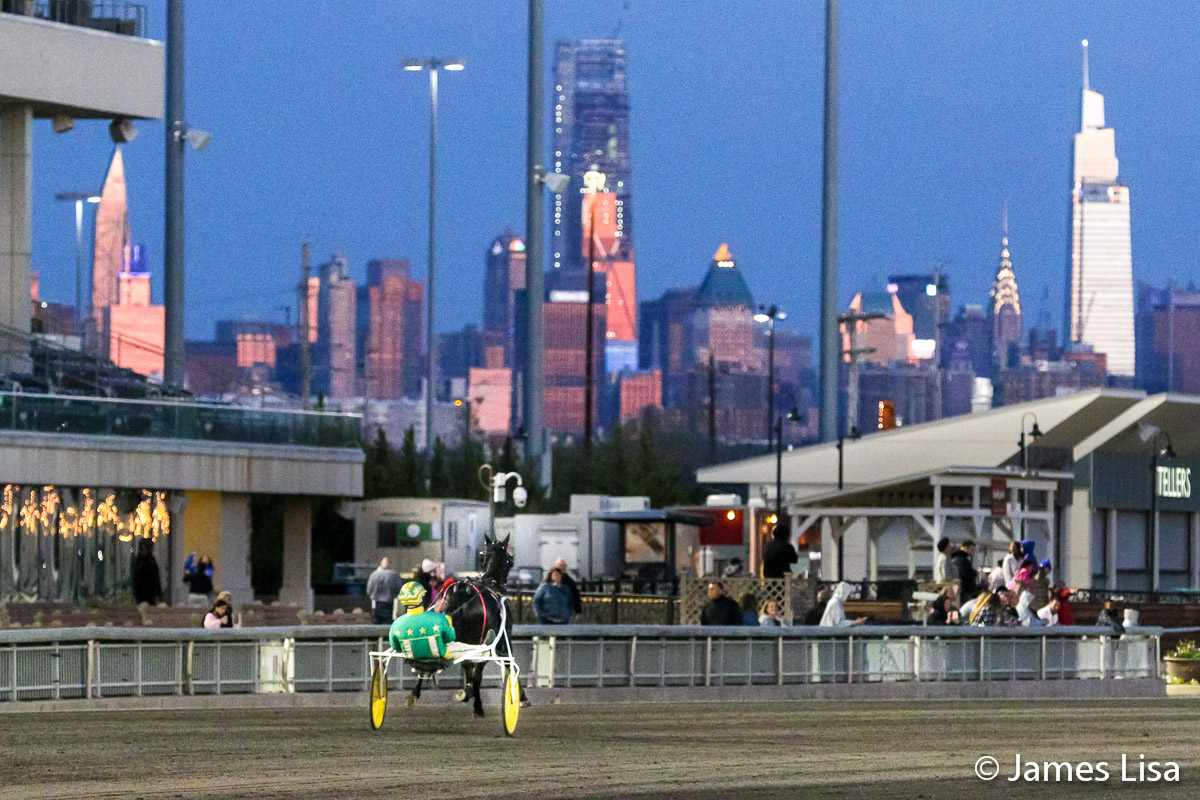 Muscle Factory A with NYC in the background @themeadowlands @JessicaOtten1 @DaveLittleBigM #harnessracing #PlayBigM @Tritton_Team