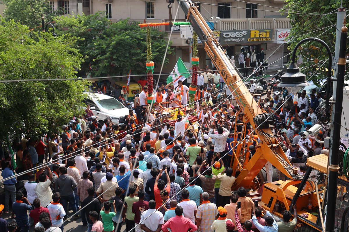 hd_kumaraswamy's tweet photo. ಬೆಂಗಳೂರು ದಕ್ಷಿಣ ಲೋಕಸಭೆ ಕ್ಷೇತ್ರದ @BJP4Karnataka,  @JanataDal_S ಮೈತ್ರಿ ಅಭ್ಯರ್ಥಿ ಶ್ರೀ @Tejasvi_Surya ಅವರ ಪರವಾಗಿ ಇಂದು ಬೆಳಗ್ಗೆ ನಗರದ ಗೋವಿಂದರಾಜ ನಗರ ಮತ್ತು ವಿಜಯನಗರದಲ್ಲಿ ರೋಡ್ ಶೋನಲ್ಲಿ ಪಾಲ್ಗೊಂಡು ಪ್ರಚಾರ ನಡೆಸಲಾಯಿತು.
•ಶಾಸಕರಾದ ಶ್ರೀ ಸಿ.ಕೆ.ರಾಮಮೂರ್ತಿ, ಜೆಡಿಎಸ್ ನಗರ ಘಟಕದ ಅಧ್ಯಕ್ಷ ಶ್ರೀ ಹೆಚ್.ಎಂ.ರಮೇಶ್ ಗೌಡ ಸೇರಿದಂತೆ ಎರಡೂ ಪಕ್ಷಗಳ ಅನೇಕ ಮುಖಂಡರು, ಕಾರ್ಯಕರ್ತರು ಪ್ರಚಾರದಲ್ಲಿ ಭಾಗಿಯಾಗಿದ್ದರು.
#ಮಂಡ್ಯ