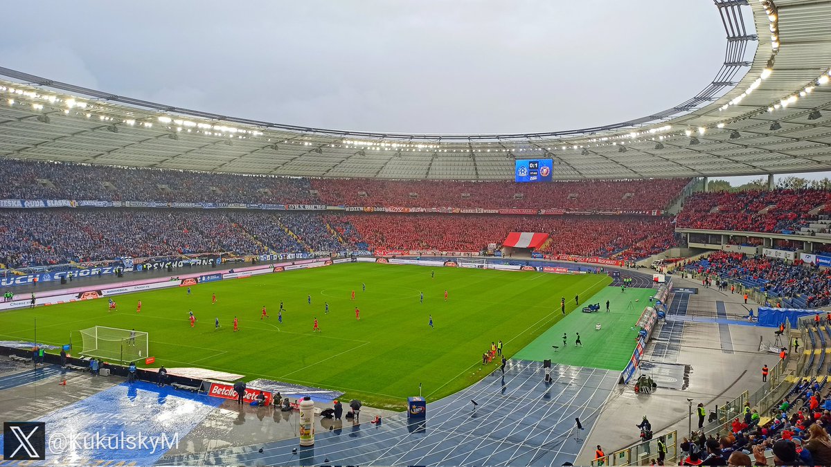 SportakCZ's tweet photo. Ekstraklasa včera přepisovala divácký rekord 21. století.

Na utkání Ruch Chorzów proti Widzew Łódź přišlo 50 087 diváků. To je nejvyšší počet diváků na utkání Ekstraklasy od roku 1975.

Velkou měrou přispěli i fanoušci hostů, kterých se na výjezd vypravilo přes 19 tisíc. https://t.co/ssF8iigVl2