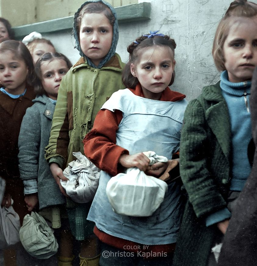 Αθήνα 1942-1943 υπό γερμανική κατοχή. Παιδιά σε αναμονή συσσιτίου. Αυτά τα παιδιά είναι είναι οι γιαγιάδες και οι παπούδες μας. Άντεξαν, επιβίωσαν, έχτισαν μια νέα Ελλάδα. Σήμερα, που για εμάς όλα είναι πολύ πιο εύκολα, οφείλουμε να παραδώσουμε μια Ελλάδα πιο ισχυρή.