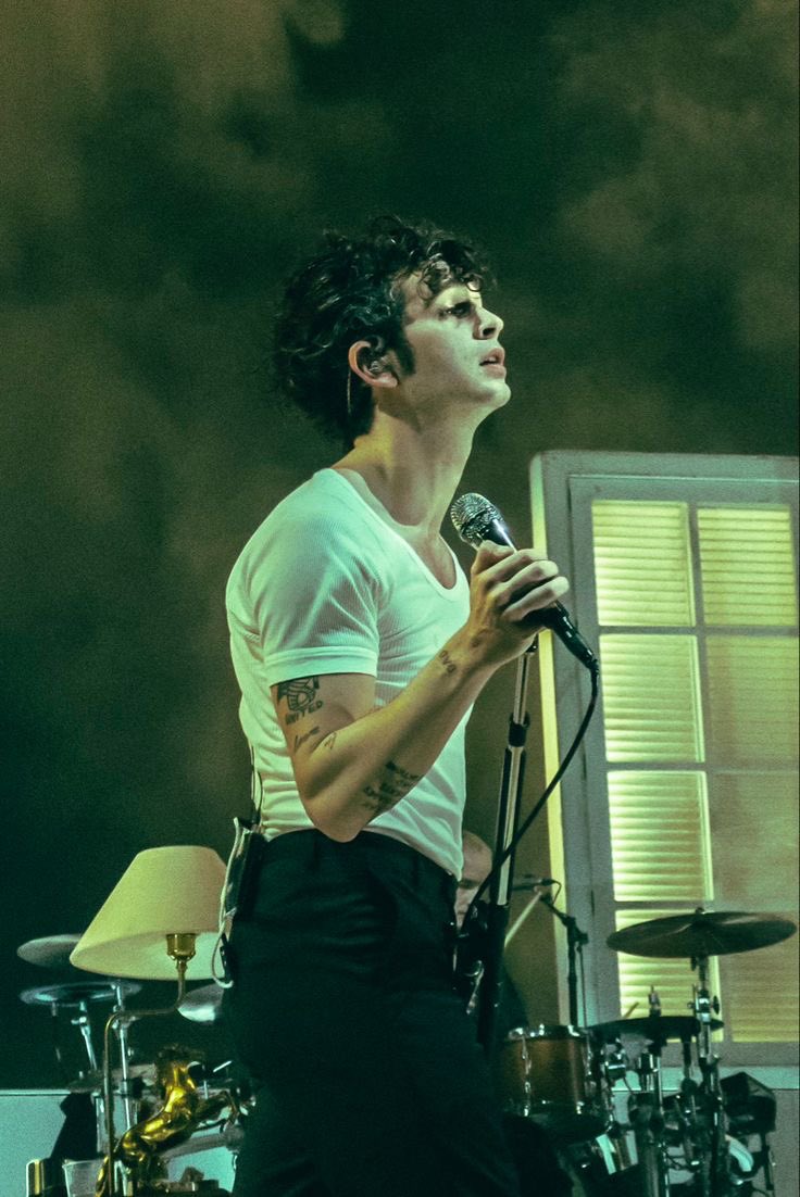 reasons why matty healy is the greatest songwriter of all time: a thread 🧵 🪡