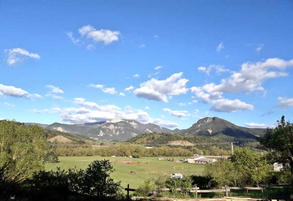 breton_justine's tweet photo. Début du séminaire de travail Aiôn dans la Drôme, où le cadre a de jolis airs de Toussaint. Au programme : l'imaginaire sous toutes ses formes 📚 https://t.co/KixVhw0Nwy