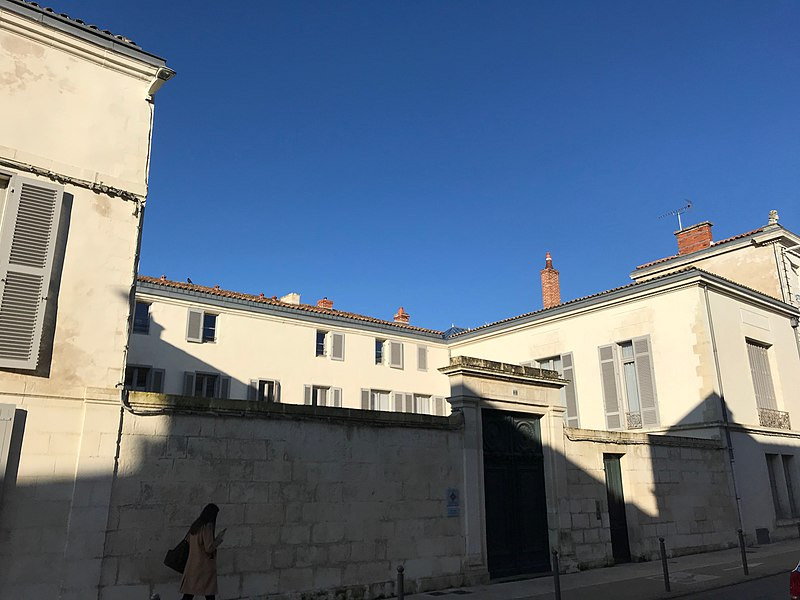 Immeuble à #LaRochelle (#CharenteMaritime) L'immeuble fut construit à la fin du XVIIIe siècle et surtout au XIXe siècle. Conçu selon un plan en U, son architecture est caractéristique des hôtels particuliers en...
Suite 👉 monumentum.fr/monument-histo…
#Patrimoine #MonumentHistorique