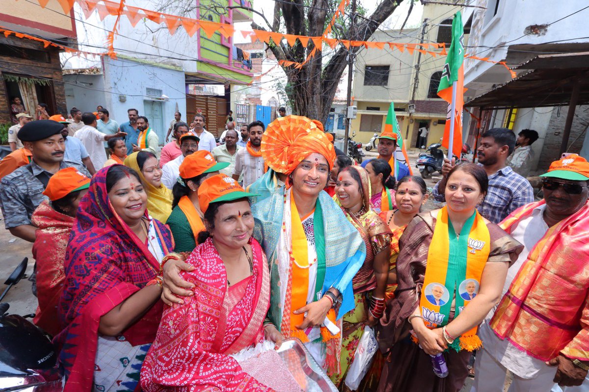 Smt. @Kompella_MLatha Garu the BJP Hyderabad MP candidate conducted a Padya Yatra in Goshamahal assembly, Hyderabad Parliamentary.

@BJP4Telangana 
@BJP4India 
@BJP4HYD 
@Kolla_Mahender 
@arunkolluri172 

#MLK4BHAGYANAGAR