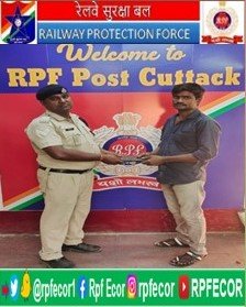 @RPF_INDIA RPF/Cuttack retrieved a left behind mobile phone worth Rs.12,000/- from PF No.04 of Cuttack station on 20thApril 2024 & handed over to its rightful owner.
#OperationAmanat