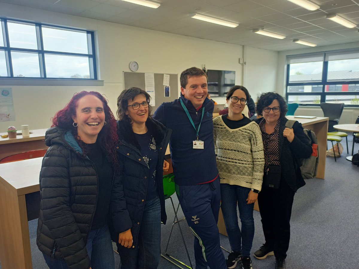 Mmm7mmm7mmm7m's tweet photo. Con mucha penita nos despedimos del Educate Together Secondary School #LimerickETSS y vamos acabando nuestro PIE #OBSERVA_ACCION no son antes asistir a un montón de clases más. Gracias Eoghan, Claire y Eoin.
 @CFPIdiomas
 @laura_juan
 @inmacuellar https://t.co/XQTQKPo7CV