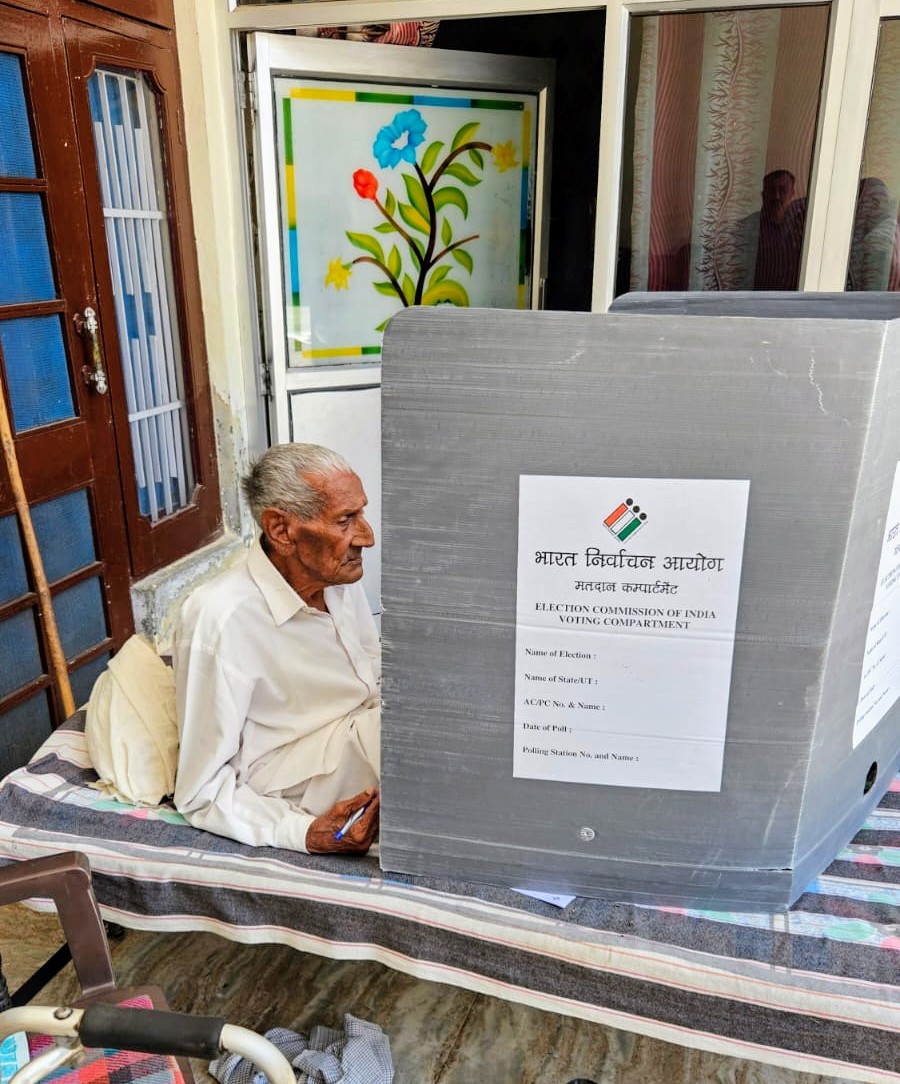 dmjammuofficial's tweet photo. With their undefeated spirits, Absentee Voters (Home Voters &amp; PwD voters) participate in #Elections2024 to uphold the spirit of democracy.

Beautiful pics emerging from across 5-Jammu Parliamentary Constituency.

#ChunavKaParv #DeshKaGarv #YouAreTheOne #EveryVoteMatters

@diprjk https://t.co/0TsWa0DdJl