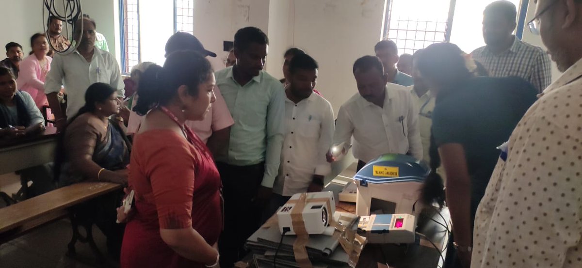 dcchnagar's tweet photo. ದಿನಾಂಕ: 20-04-2024ರಂದು ಚಾಮರಾಜನಗರ ವಿಧಾನಸಭಾ ಕ್ಷೇತ್ರದಲ್ಲಿ ನಡೆದ ಮತಗಟ್ಟೆ ಅಧಿಕಾರಿಗಳ ತರಬೇತಿ ಸ್ಥಳಕ್ಕೆ ಭೇಟಿ ನೀಡಿ, ಪರಿಶೀಲನೆ ನಡೆಸಿ ಅಗತ್ಯ ಸಲಹೆ ಸೂಚನೆಗಳನ್ನು ನೀಡಲಾಯಿತು.

#Elections2024 #LokaSabhaElection2024 #PollingOfficersTraining #PollingOfficers #Chamarajanagar https://t.co/WYhmAtqjpf