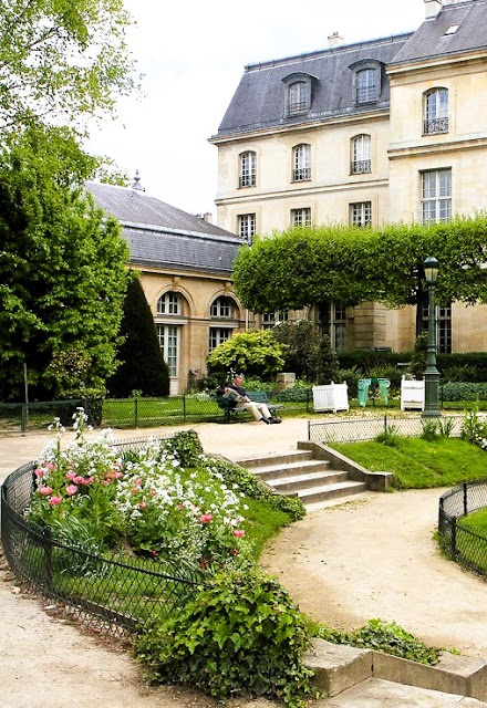 Mon banc dominical / My Sunday Bench in Paris... A quiet moment in Square Georges Cain in the Marais, named after the nearby Musée Carnavalet's first curator (1897 to 1914). #Paris #France #monbancdominical #mysundaybench