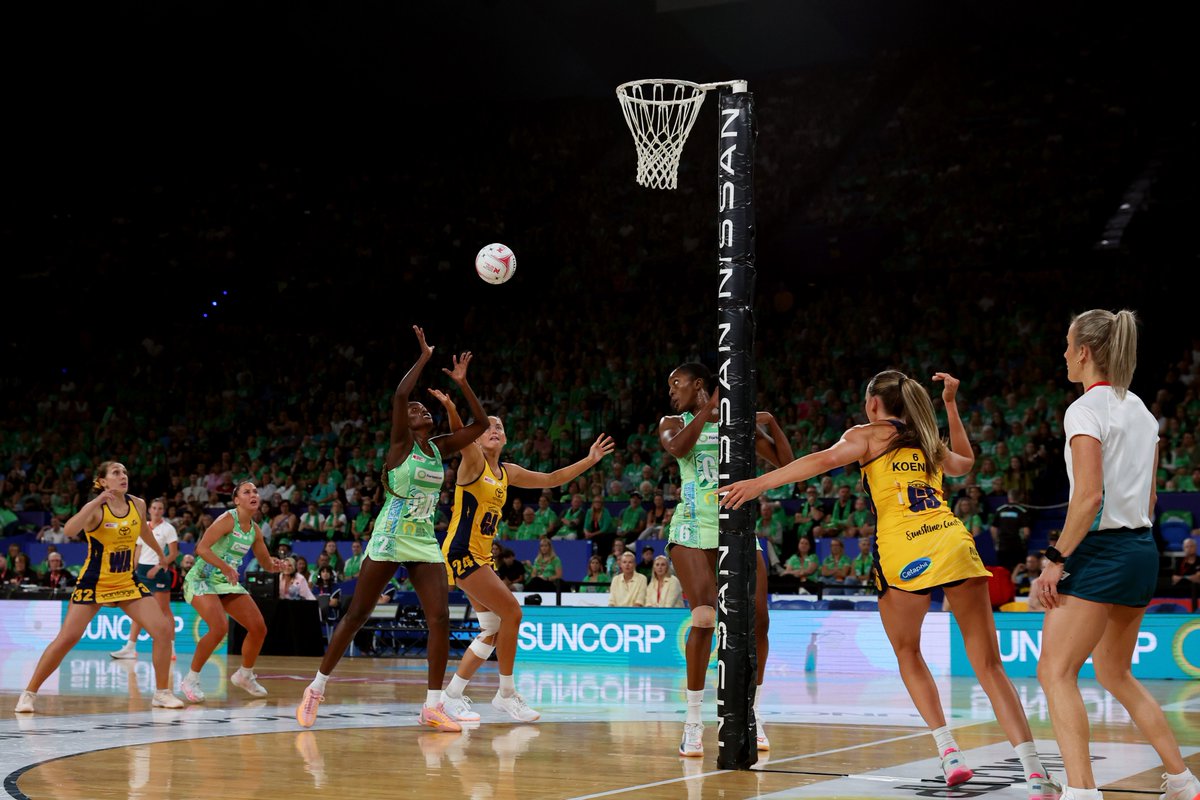 A dominant performance by the West Coast Fever sees them take down premiership favourites, the Sunshine Coast Lightning. Match Report: supernetball.com.au/news/fever-sen…