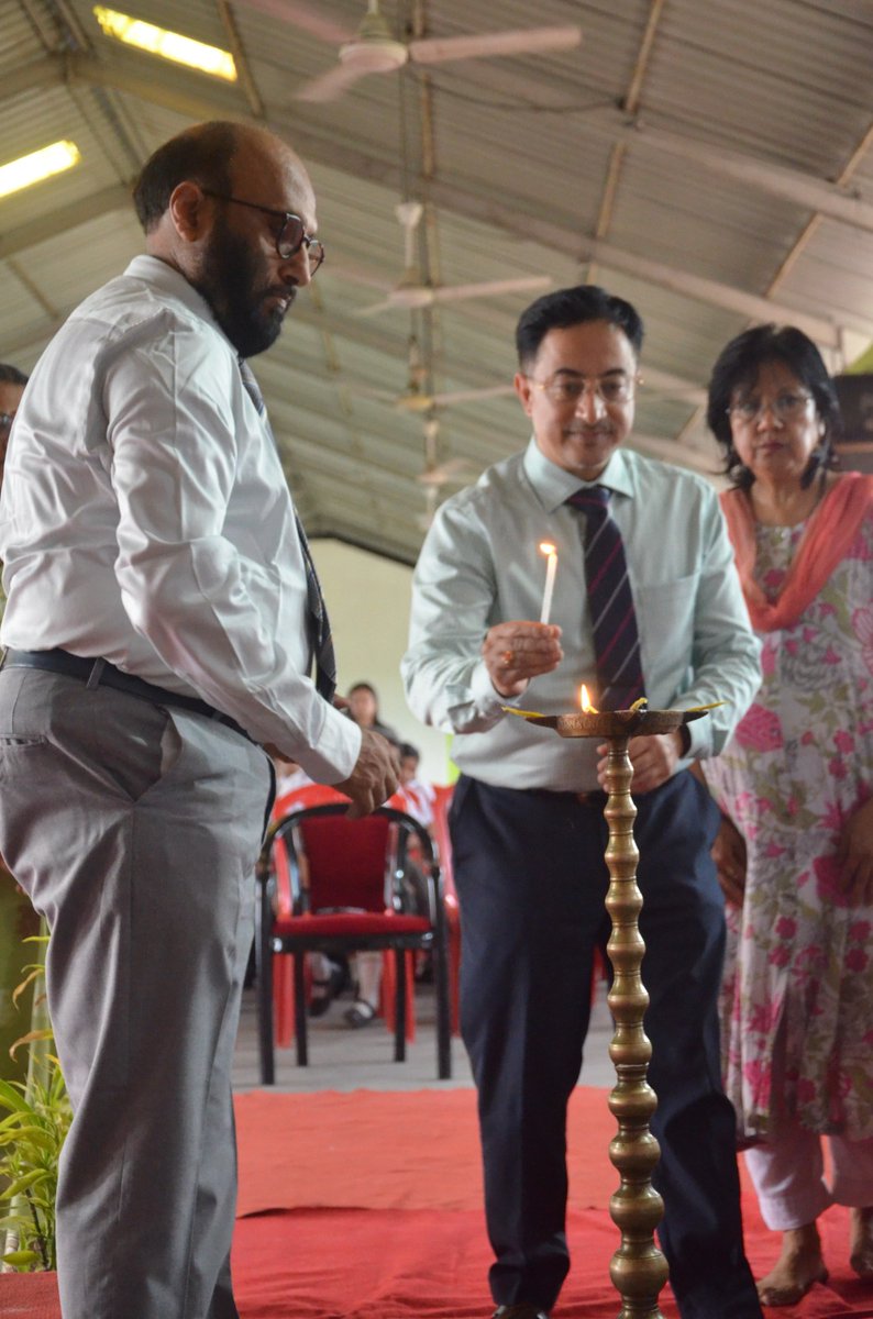 ShSsiliguri's tweet photo. The Primary School held an Investiture ceremony 🎓 to induct the young leaders and an Award Celebration 🏆 to acknowledge the academic achievements of students from the previous academic year. The event took place on 5th April in the School Boys Hall 🏫. #SacredHeartSchool https://t.co/7BSY91uRNF