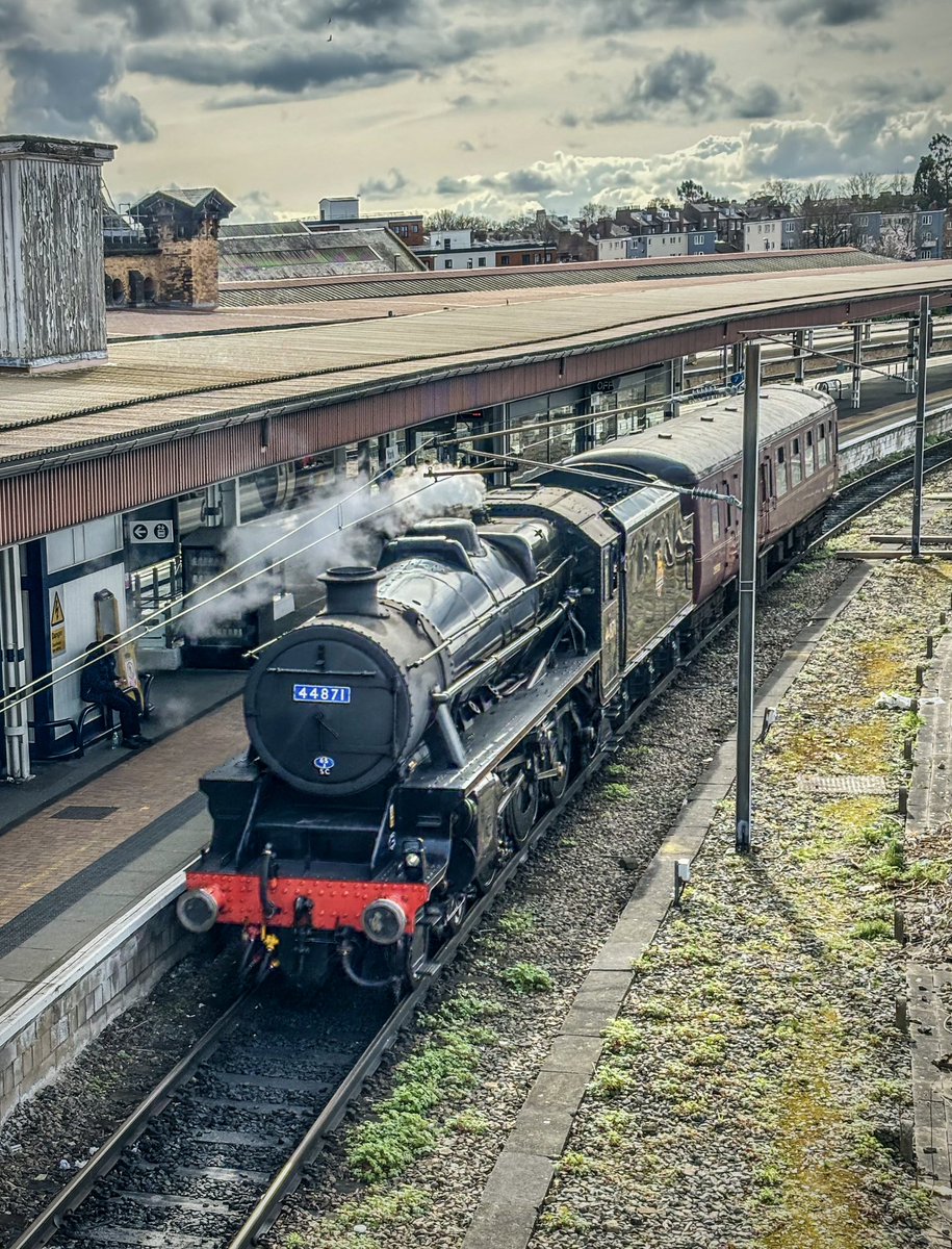 Morning everyone. A quick shout out to anyone taking part in the London Marathon today, hope it goes well for you all! (My best 26.2 was a 4:08! 😰) Black 5, 44871 passes through platform 11 at York with its support coach on 19/03/24.#Black5 #York #BritishRailways #LondonMarathon