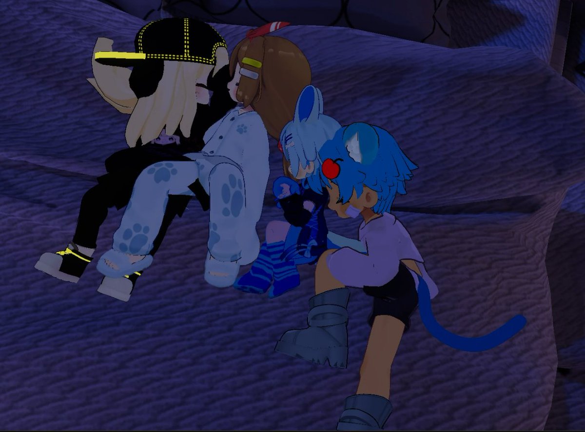 TheDutchSlayer's tweet image. Look at all the goobers sleeping on stream #VRC #SleepStream 🥰 @RiseTone @VarooVt @ButtercreamVT @ManukatheBee &amp;amp; Friends