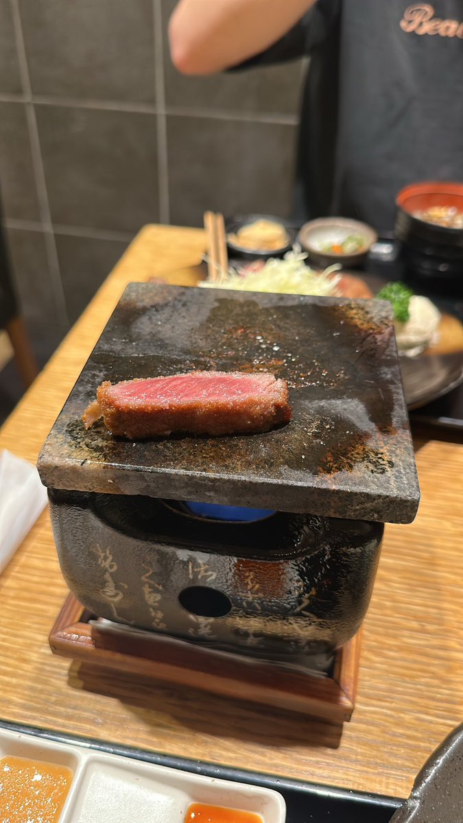 hungroojp's tweet photo. 東京の食べ物は一番だと思う🤤例えば、このぎゅカツはとても美味しいだった。しかし大阪にまだ行ったことがない https://t.co/XIBErwmlQM