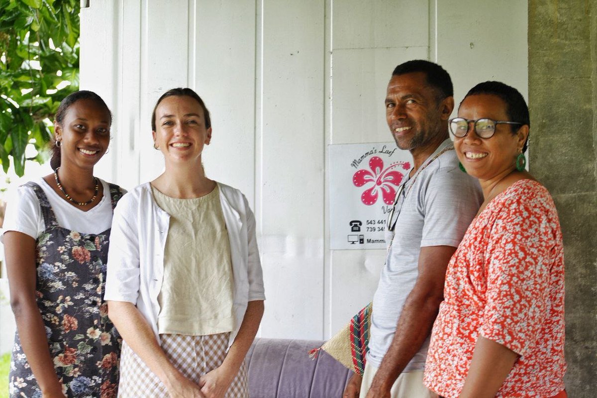 MammasLaef's tweet photo. Team from Lokol Eyes and Think Place taking time out to see solutions we are producing to reduce plastic waste entering the environment in #Vanuatu
#reduceplasticuse #ditchsingleuse #plasticfree #mammaslaef https://t.co/6BvnGvdZS2