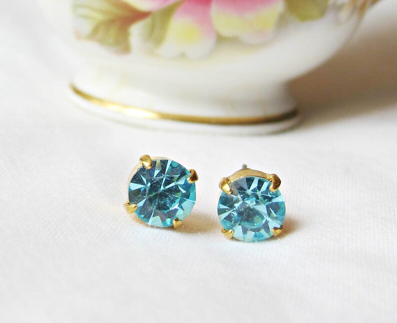 Earrings to boost your mood with their blue sky brightness. 🌞
Shop our crystal earring range: dspdavey.etsy.com/listing/471777…

#aquamarine #birthstonejewelry #birthstonejewellery #earstuds #crystalearrings #crystaljewelry #crystaljewellery
instagram.com/twocheekymonke…
