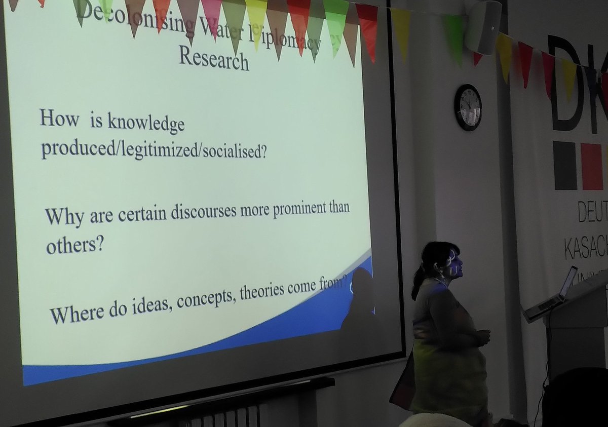 Decolonizing #waterdiplomacy starts with a number of critical questions about the geopolitics of knowledge and epistemic practices. @medha_bisht sets the stage for the #waterCroWD research school.