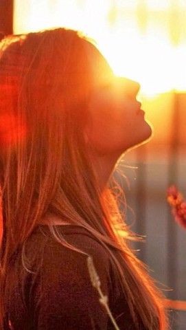 La nostra gioia al sorgere del sole riflette la natura fondamentale dell'uomo: siamo creature di luce, attratte dalla sua energia e vitalità, in sintonia con le leggi della fisica che governano il nostro universo.