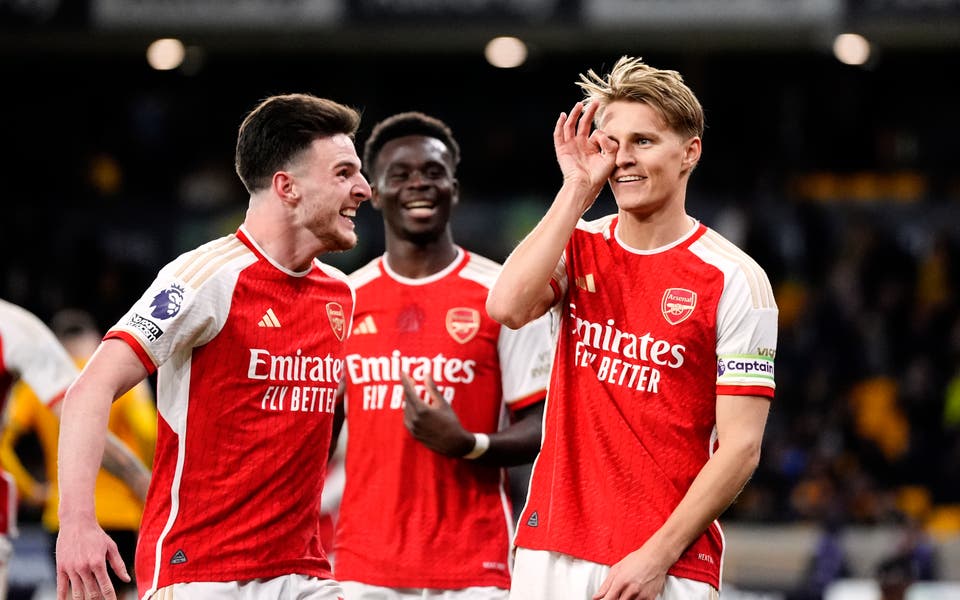 SilvasSegments's tweet photo. A THREAD;

LEAVE ME ALONE!! I'M ALLOWED TO DREAM......

Round 34
Wolves 0-2 Arsenal 
Fulham 2-2 Liverpool

1. Arsenal 74
2. Man City 73
3. Liverpool 72 https://t.co/B2oiG2B0iG