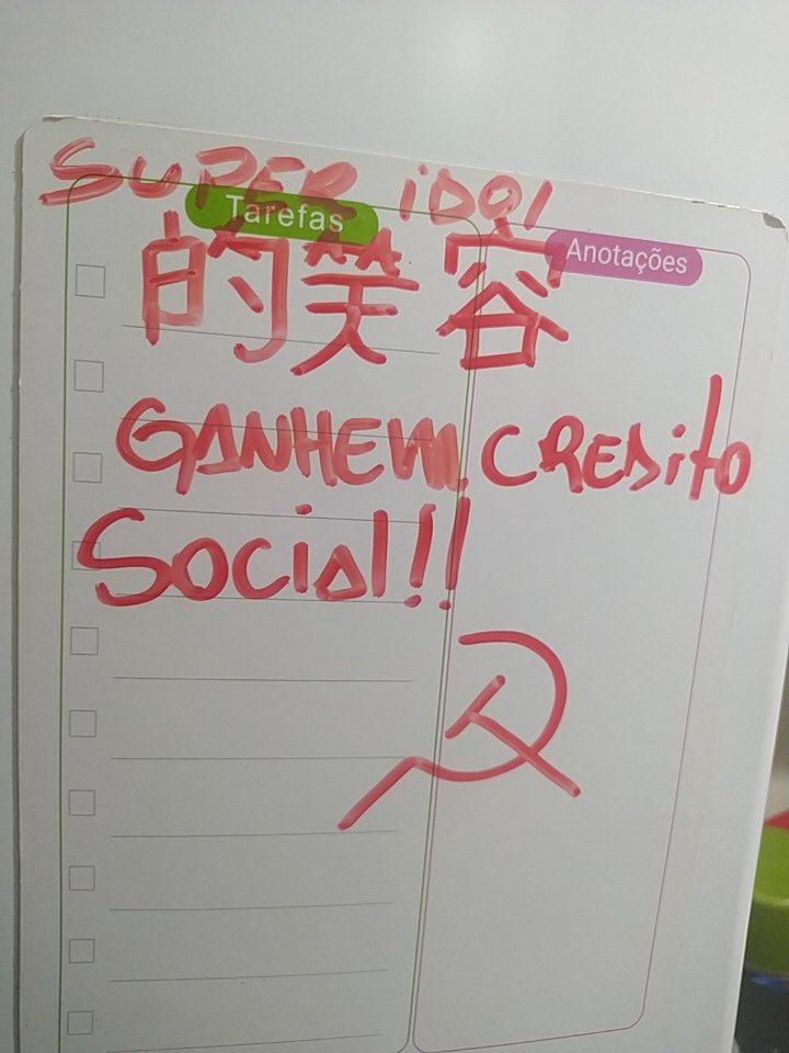 WEaemeo's tweet photo. Toda vez que eu vou na casa de pessoas que tem este tipo de post it na geladeira eu deixo mensagens motivacionais https://t.co/UbUSlv8IFw