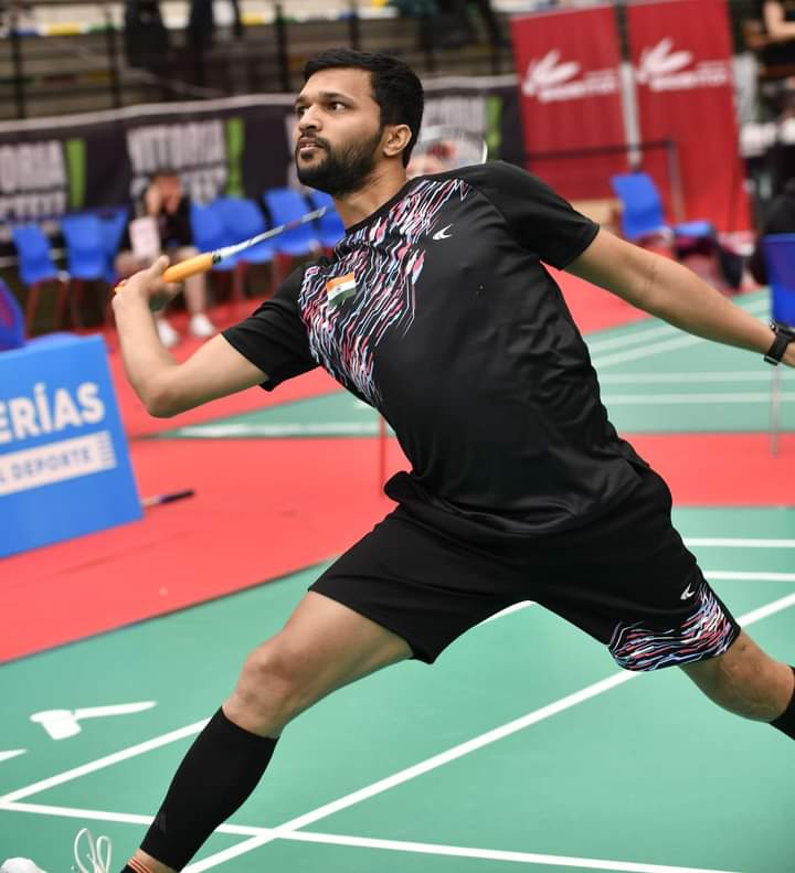 Witnessing history in the making. NKBA’s Sukant Kadam defeats Para World Champion Suhas Lallnakere Yathiraj 21-17, 21-15 to storm into the finals in the MS-SL 4 category at the Spanish Para Badminton International 2024. Let’s cheer him on for the finals.