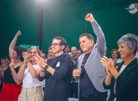 Bidea egin dugu.
Bidean egin gara.
Bideak egin gaitu.

Bidea dugu egiteko!

Zeinen ederra izango den…

#AldaketaDaOrain