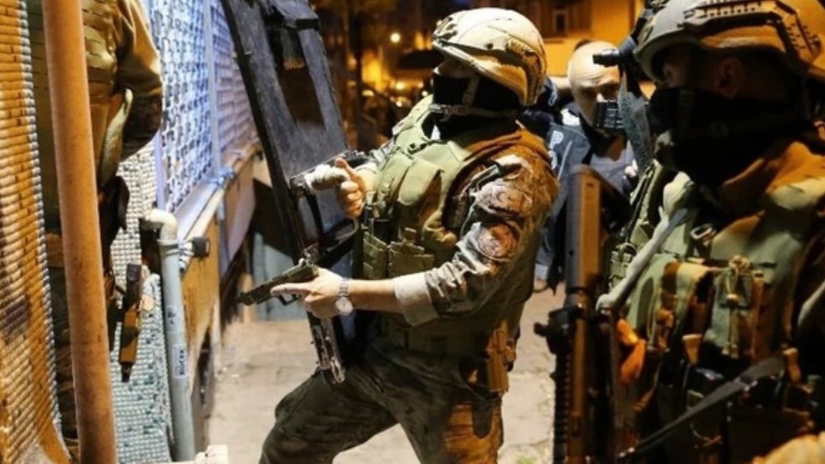 Ordu İl Jandarma Komutanlığınca gerçekleştirilen uyuşturucu operasyonunda; 📌1️⃣5️⃣ bin 2️⃣0️⃣ adet uyuşturucu hap ile 📌4️⃣ kg esrar ele geçirildi. 🚔3️⃣Zehir Taciri yakalandı.