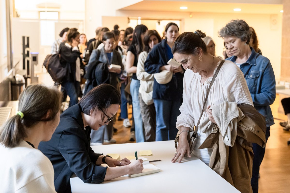 Ja a l'#ArxiuCCCB 💫 Kim Hye-jin, veu imprescindible de la literatura coreana contemporània, parla amb la periodista @EvaPiquer de la capacitat de crear històries universals sobre les nostres formes de viure. ▶️ cccb.org/ca/multimedia/…