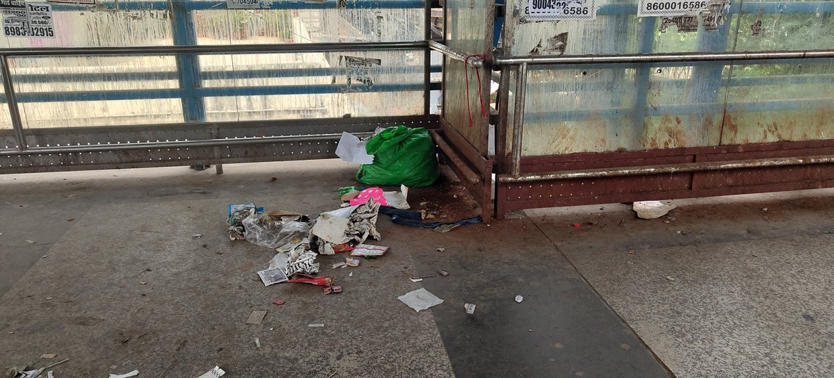 What is this on Santacruz railway overbridge? @mybmc @WesternRly @RailMinIndia 
#CleanUp #MumbaiLocal #SantaCruz #mumbai