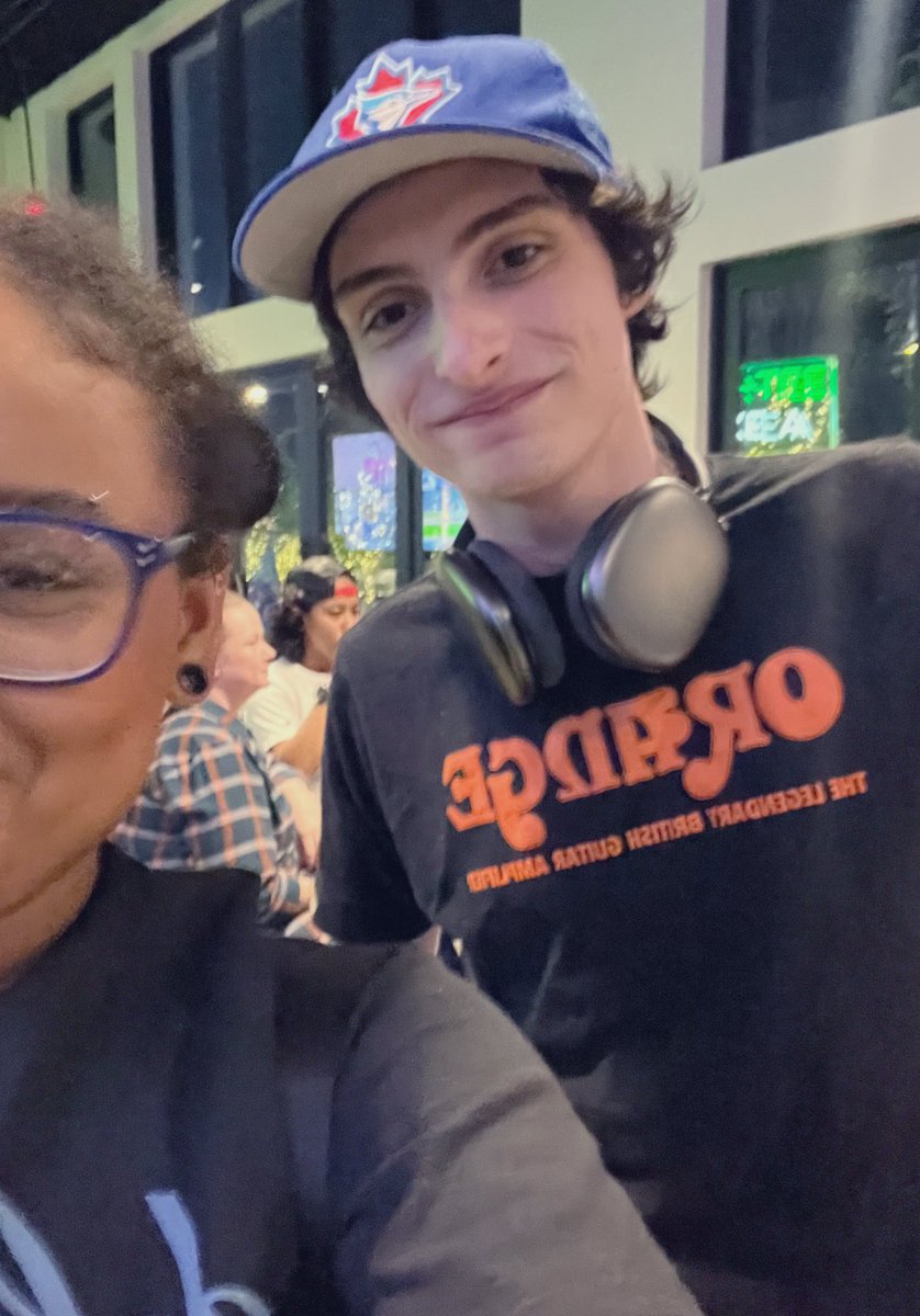 Finn Wolfhard with a fan in Atlanta, Georgia. 📸: cannuhbliisss via X