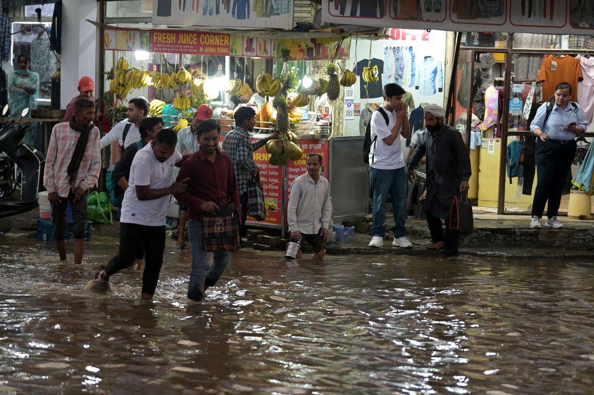 Zirakpur At Sea Yet Again

Water woes leave Z’pur frustrated

The residents are frustrated with the politicians, a ccusing them of neglect and corruption, which has resulted in poor maintenance and a lack of vision, reducing Zirakpur's liveability.