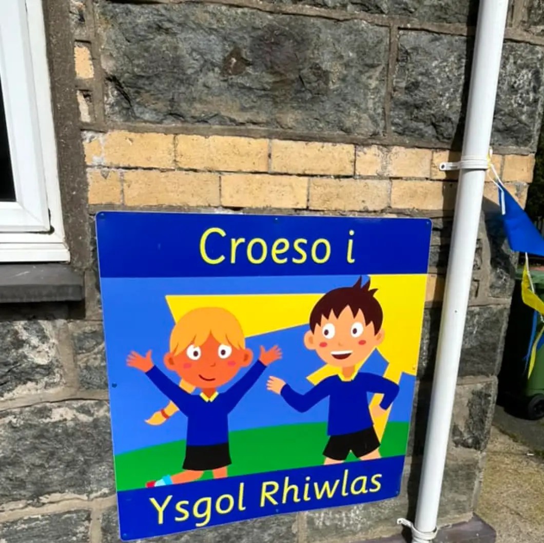 I ddathlu pen-blwydd Ysgol Rhiwlas yn 150 oed
('Rho dy law i mi ac mi awn i ben y mynydd') 
Daliodd sawl llaw, creu’r awydd i esgyn
a dysgu o’r newydd,
hybu dawn wna hi bob dydd
er mwyn gweld copa’r mynydd.

Llun: <a href="/CadiIolen/">cadi iolen</a>