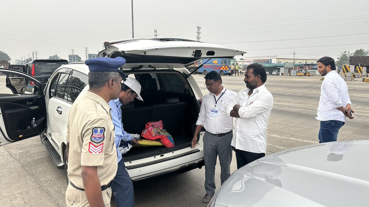 ఎన్నికల కోడ్ అమలులో ఉన్న నేపథ్యంలో పటాన్ చెరు నియోజకవర్గంలోని గుమ్మడిదల టోల్ గేట్ వద్ద పోలీసులు నిర్వహించిన వాహన తనిఖీలో పటాన్ చెరు నియోజకవర్గ కాంగ్రెస్ పార్టీ ఇంఛార్జి కాట శ్రీనివాస్ గౌడ్ గారు పూర్తి సహకారాన్ని అందించడం జరిగింది #KataSrinivasGoud #patancheru