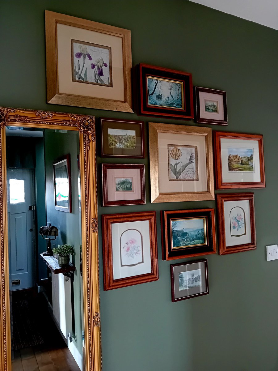 mouse_workshop's tweet image. After the renovation, the house lacked some character, so we decided to try a gallery wall in the hallway. I&apos;m not sure how successful it turned out, but at least it&apos;s more interesting than before. #gallerywall #diy