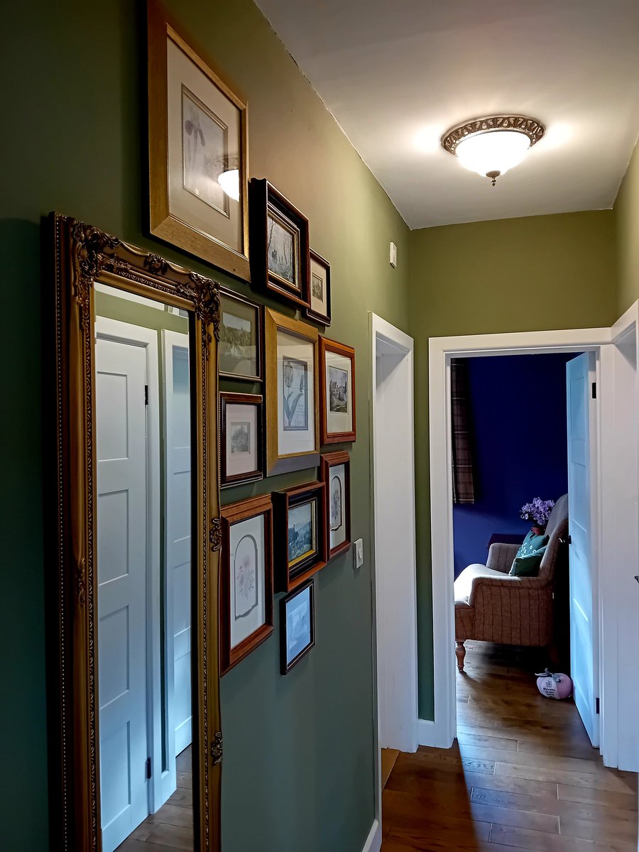 mouse_workshop's tweet image. After the renovation, the house lacked some character, so we decided to try a gallery wall in the hallway. I&apos;m not sure how successful it turned out, but at least it&apos;s more interesting than before. #gallerywall #diy