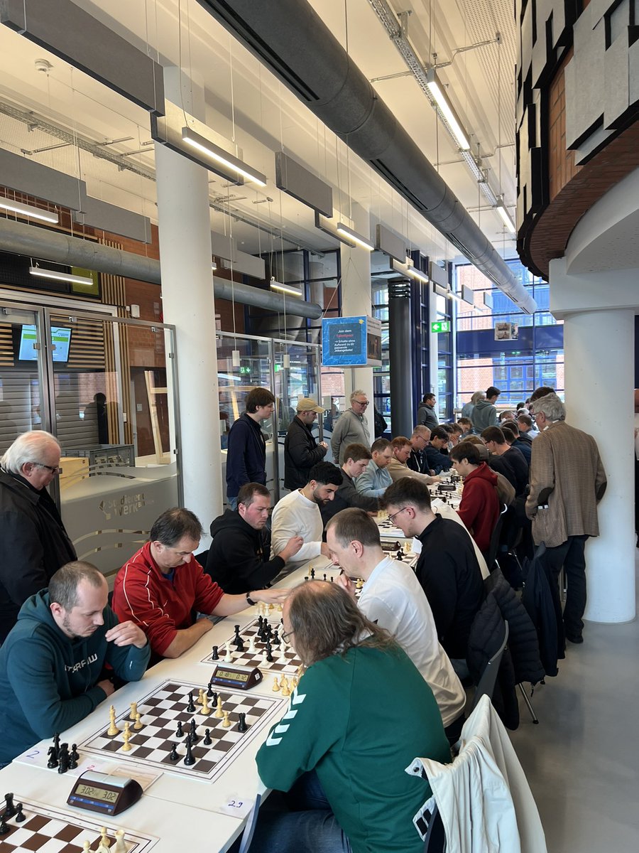 yk6's tweet photo. Endstand Norddeutsche Blitzmannschaftsmeisterschaft in Bremerhaven, Platz 12 für Hameln, Quali leider verpasst 😪 Glückwunsch an die Sieger vom Hamburger SK

Einzelergebnisse 
Jan 15/28
Matthias 13/28
Kai 12,5/28
Yannick 14/28 https://t.co/SaOS3UCFbm