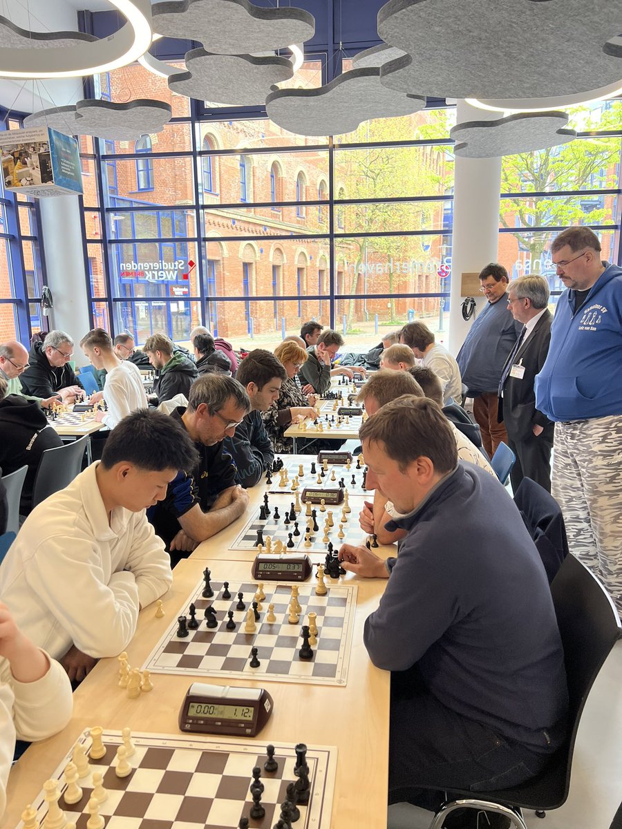 yk6's tweet photo. Endstand Norddeutsche Blitzmannschaftsmeisterschaft in Bremerhaven, Platz 12 für Hameln, Quali leider verpasst 😪 Glückwunsch an die Sieger vom Hamburger SK

Einzelergebnisse 
Jan 15/28
Matthias 13/28
Kai 12,5/28
Yannick 14/28 https://t.co/SaOS3UCFbm