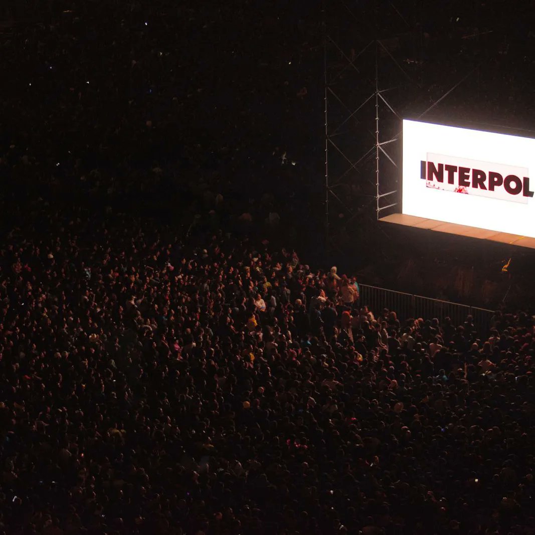 Gec_music's tweet photo. Más de 160 mil personas llenaron el Zócalo y las calles que le rodean para asistir al concierto de @Interpol , banda neoyorquina , que complació al público con éxitos como "Evil", "C'Mere", "All The Rage Back Home" y "Obstacle 1" "Slow Hands". @CulturaCiudadMx https://t.co/evbQ8nUd57