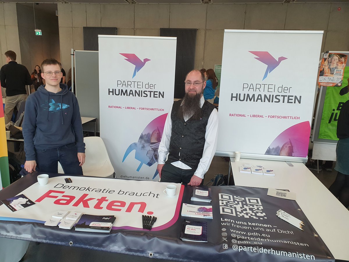 Partei der Humanisten MV (@pdh_mv) on Twitter photo Danke, Greifswald! 🎉 Tolle Gespräche auf dem Markt  der Möglichkeiten. Lasst uns die Zukunft gestalten – online beim OOT morgen um  19:00 oder am 04.05. vor Ort! 🚀
#Greifswald #PdH #MarktderMöglichkeiten Danke, Greifswald! 🎉 Tolle Gespräche auf dem Markt  der Möglichkeiten. Lasst uns die Zukunft gestalten – online beim OOT morgen um  19:00 oder am 04.05. vor Ort! 🚀
#Greifswald #PdH #MarktderMöglichkeiten
