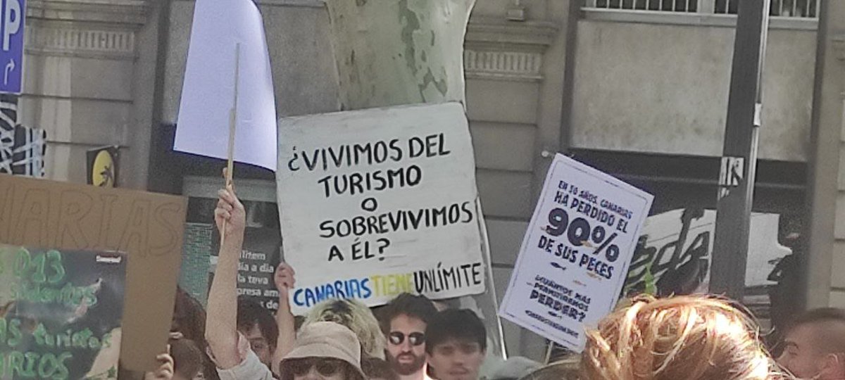 Algunes imatges de la concentració convocada per la comunitat canària a #Bcn en suport a les manifestacions històriques d'ahir a totes les illes. #CanariasSeAgota #CanariasTieneUnLímite
