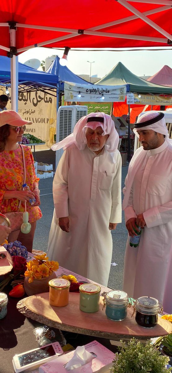 Nishan_news's tweet photo. صرح الدكتور محمد الصفار، 
عضو مجلس ادارة 
#جمعية_ضاحية_عبدالله_السالم_ والمنصورية_التعاونية 
ورئيس لجنة المشتريات

 بأن المنتج الوطني دائماً تثبت وجودها في الأزمات،  وأنها الملاذ الآمن لتغطية الجمعيات التعاونية من المنتجات المطلوبة لو حدث طارىء، مثل ما حصل خلال أزمة كورونا وانقطاع سلاسل الإمداد.

فضلاً عن ذلك، إن دول العالم تدعم منتجاتها وتحميها، وتمنحها الأولوية في التوريد
 طالما كان المنتج الوطني ذو جودة عالية

#اتحاد_الجمعيات